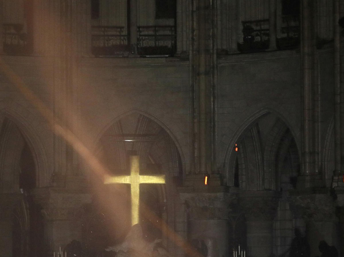 katedra Notre Dame wnętrze po pożarze