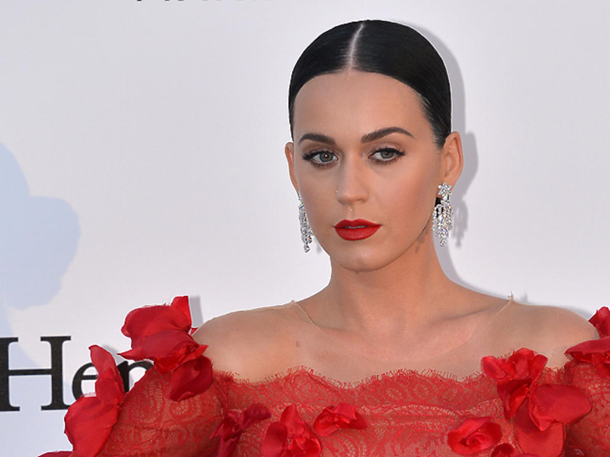 Katy Perry w czerwonej kreacji z dekoltem