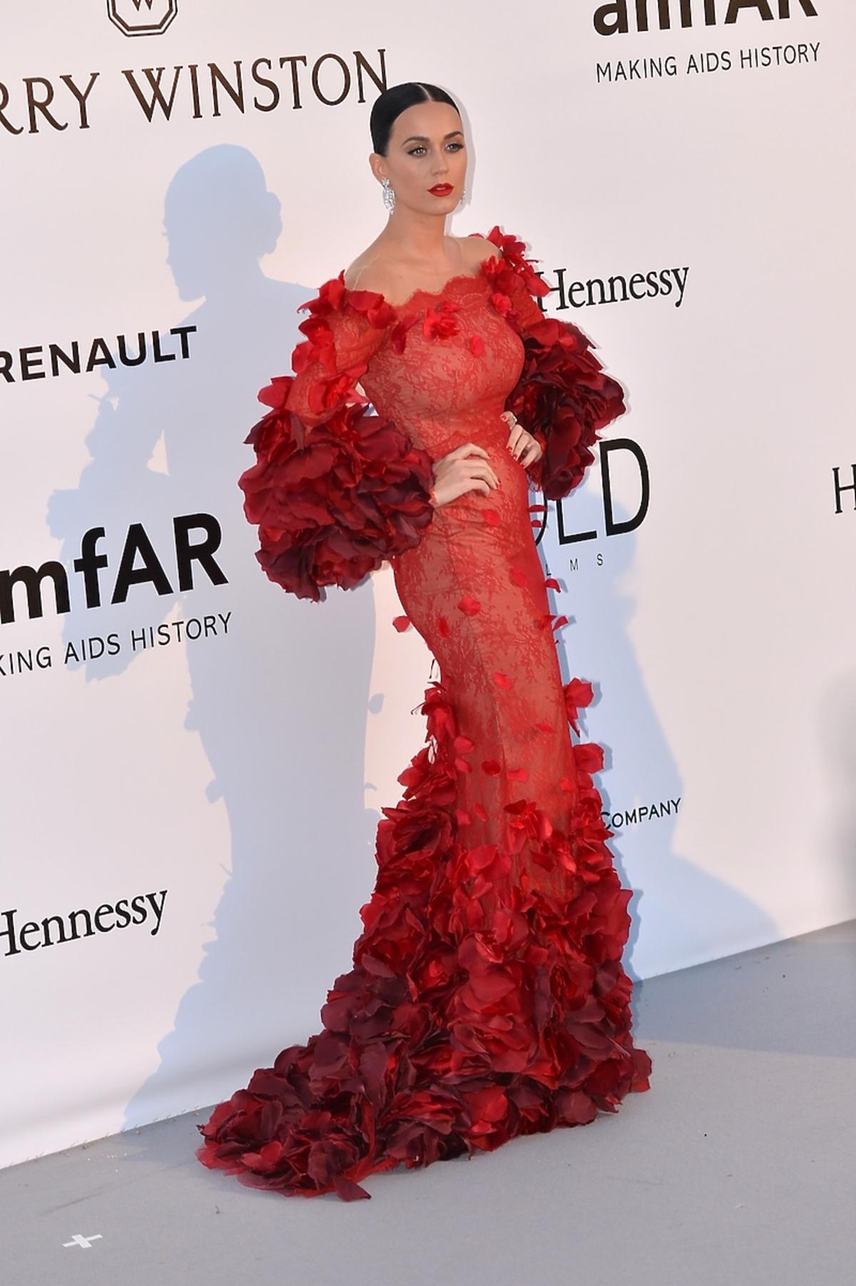 Katy Perry w czerwonej pięknej sukni