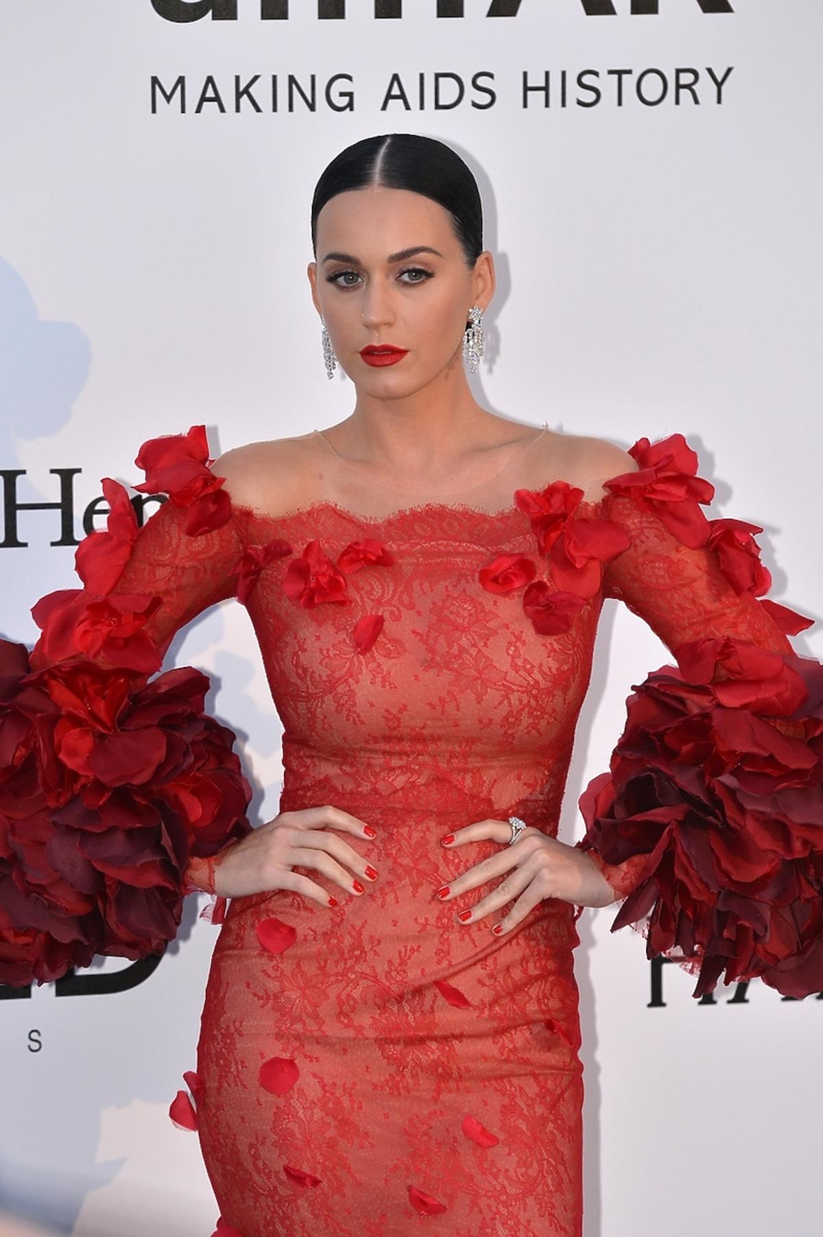 Katy Perry w czerwonej sukni z czerwonymi rękawami