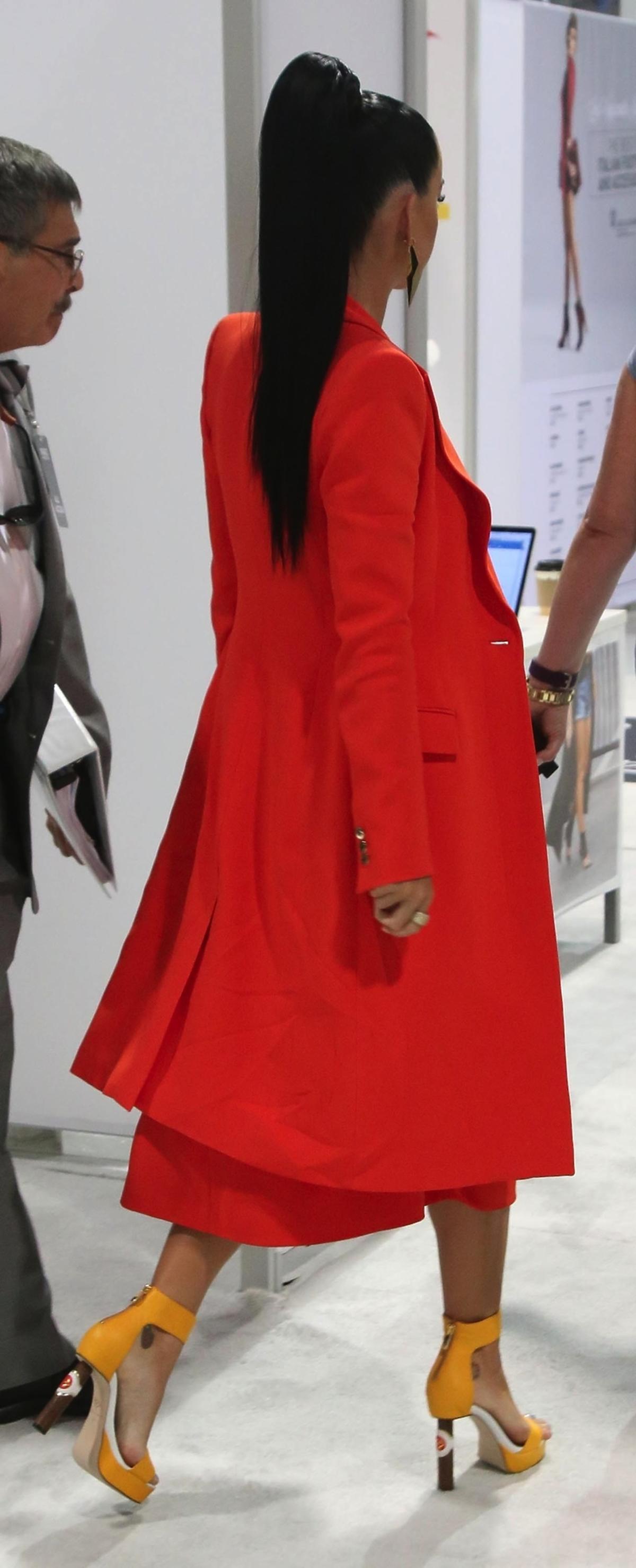 Katy Perry w czerwonym długim płaszczu i wysokich butach