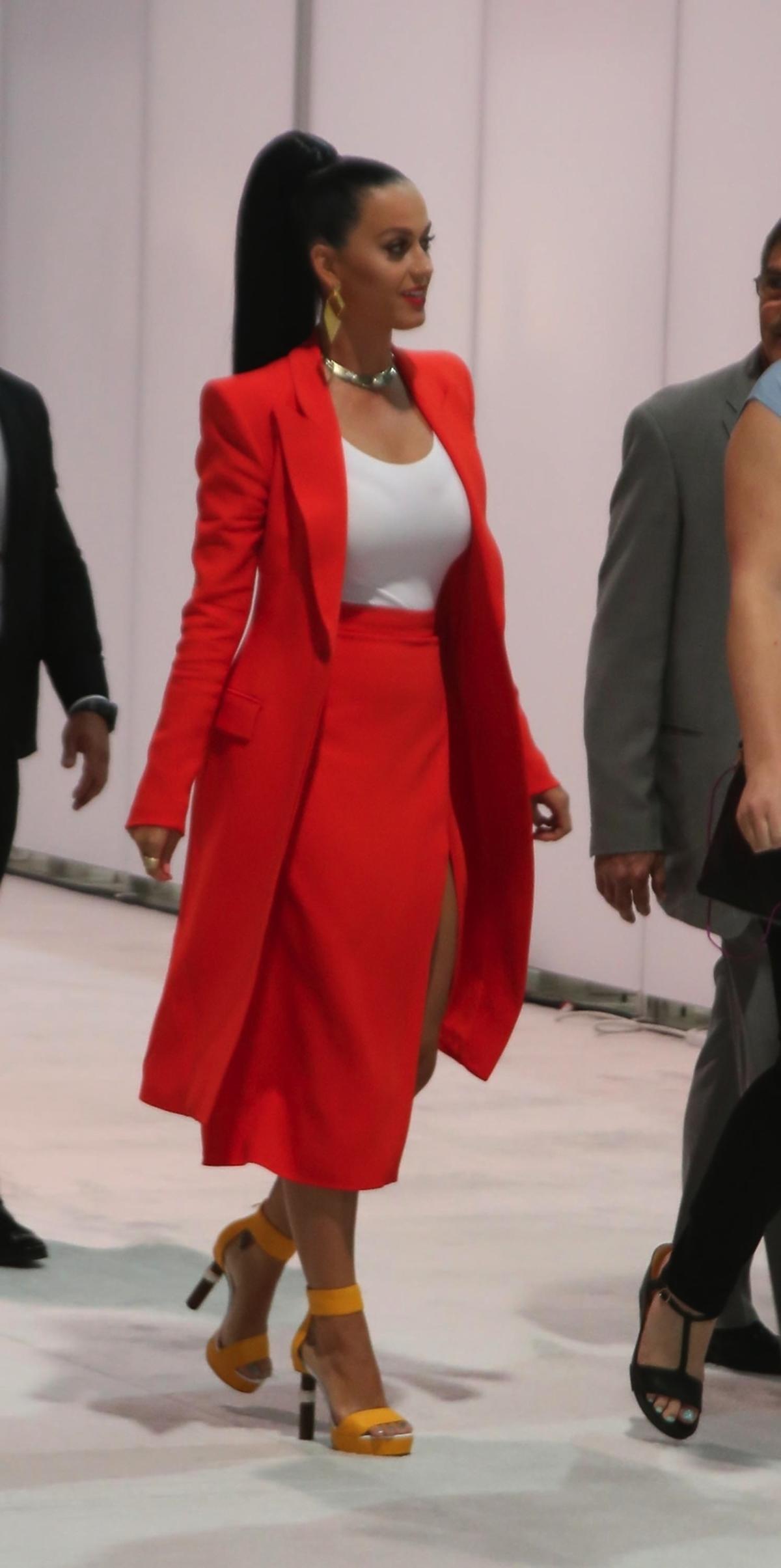 Katy Perry w czerwonym płaszczu i spódnicy