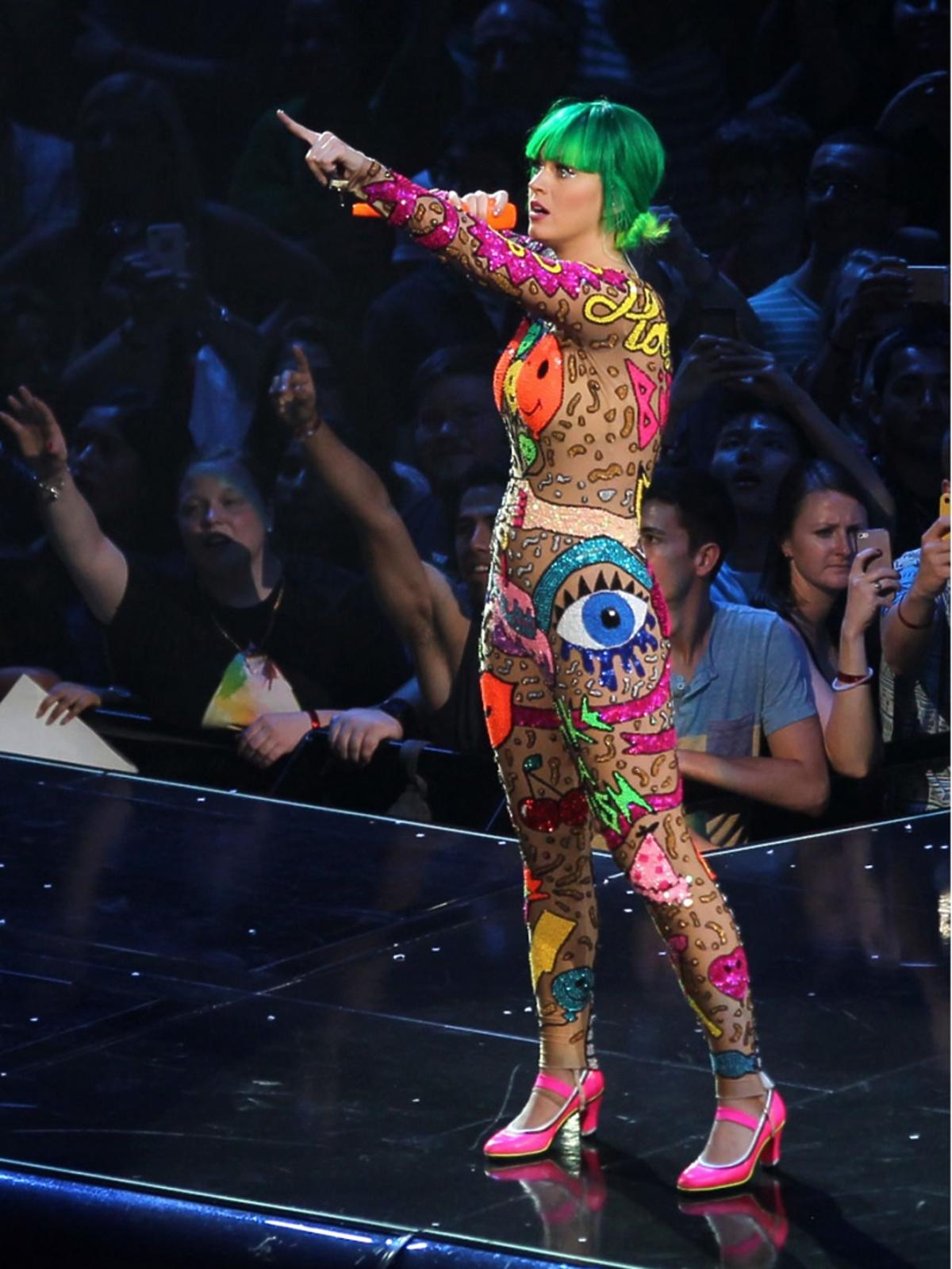 Katy Perry w kolorowym stroju podczas koncertu w Waszyngtonie w czasie swojej trzeciej trasy koncertowej w 2014 roku