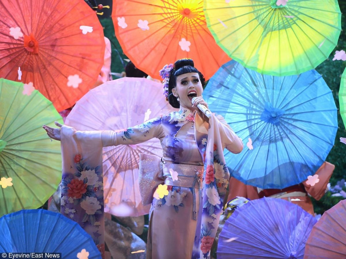 Katy Perry w stroju gejszy z parasolką na koncercie w 2013 roku w Los Angeles