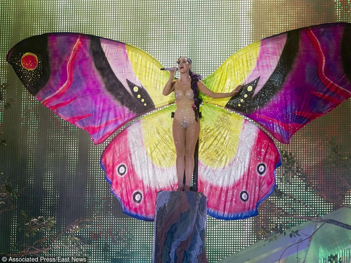 Katy Perry w stroju motyla na koncercie w Toronto podczas Music Video Awards w 2012 roku