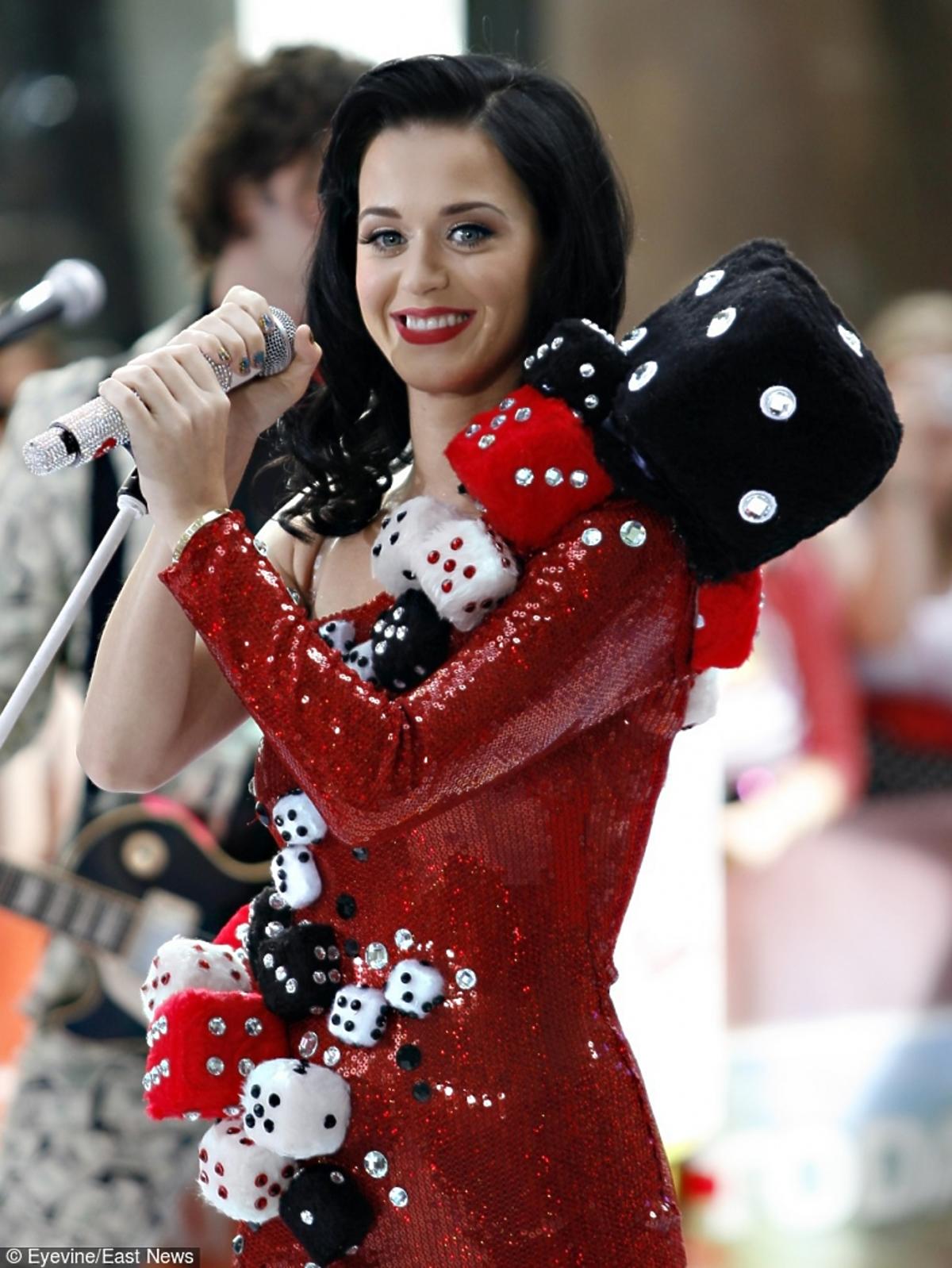 Katy Perry w stroju przypominającym kostki do gry na scenie Rockefeller Center w Nowym Jorku