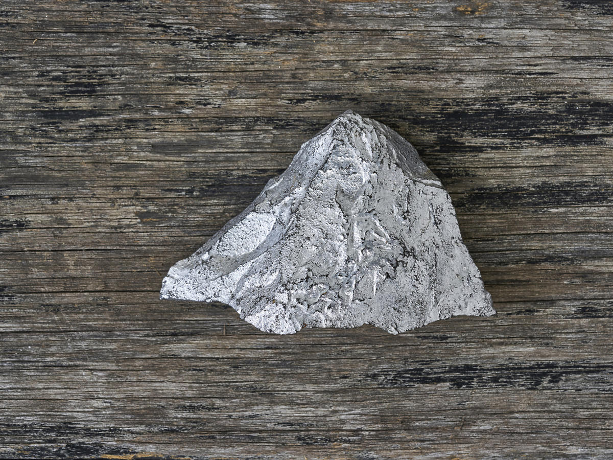 Kawałek srebra na drewnianym stole.
