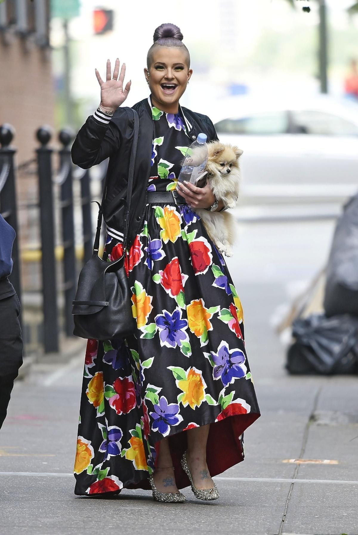 Kelly Osbourne w długiej kwiatowej sukience z psem