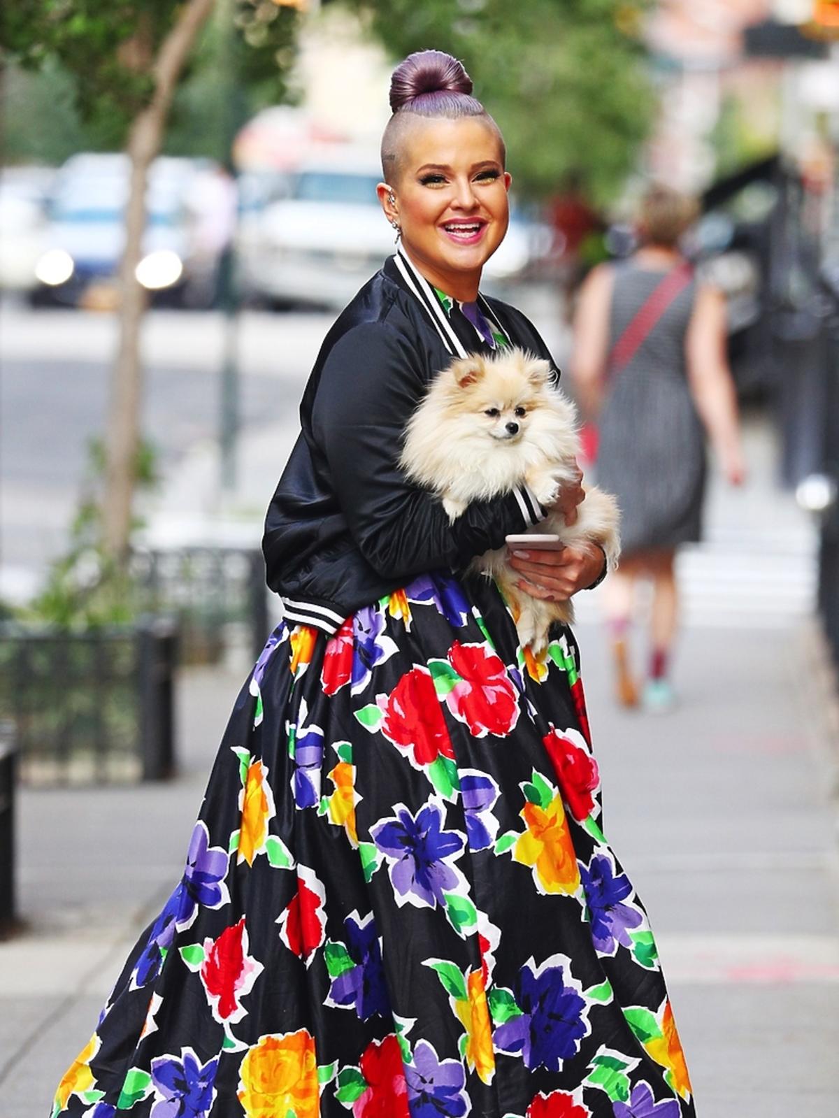 Kelly Osbourne w kolorowej sukience w kwiaty
