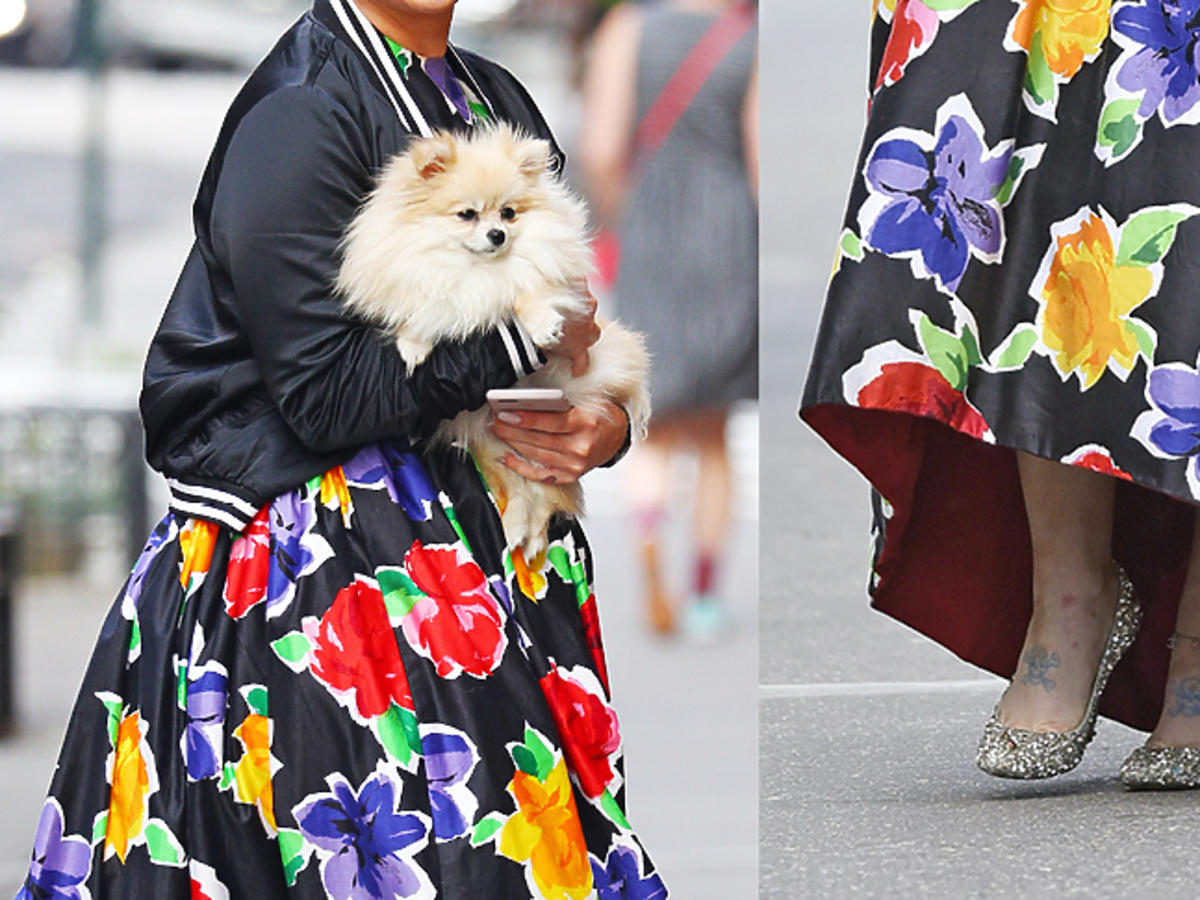 Kelly Osbourne w kwiecistej sukience z psem