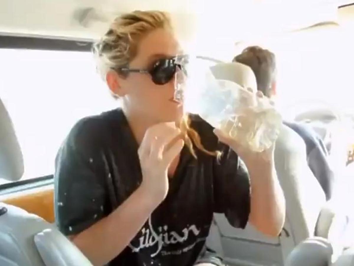 Kesha pije swój mocz