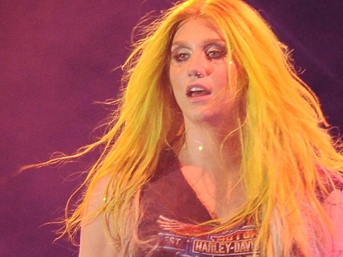 Kesha w erotycznym tańcu na koncercie