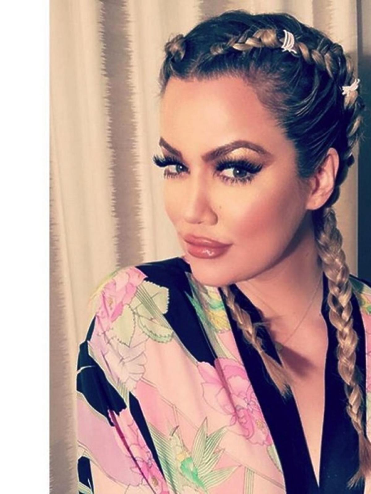 Khloe Kardashian w warkoczach i kolorowej bluzce