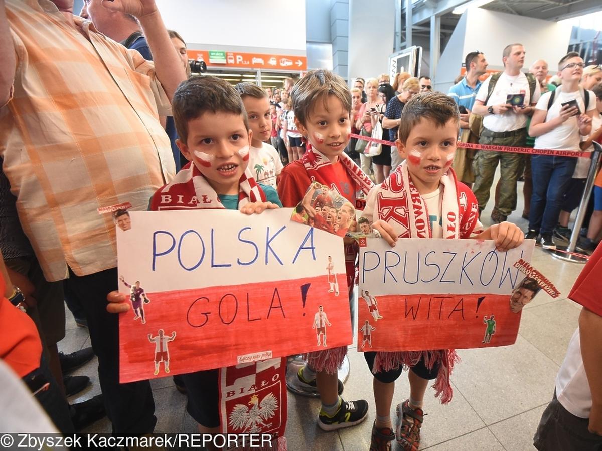 Kibice polskiej reprezentacji na lotnisku