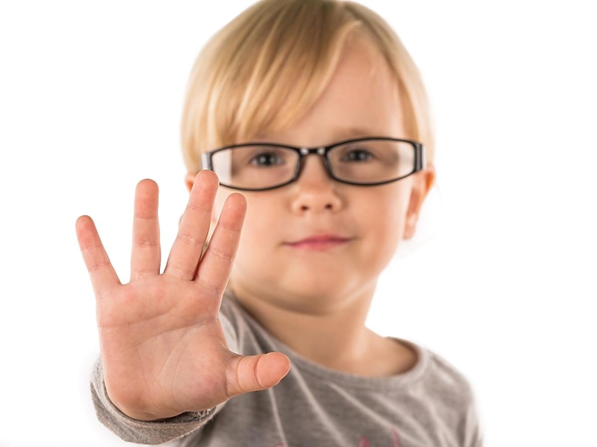kilkuletni chłopiec pokazuje pięć palców