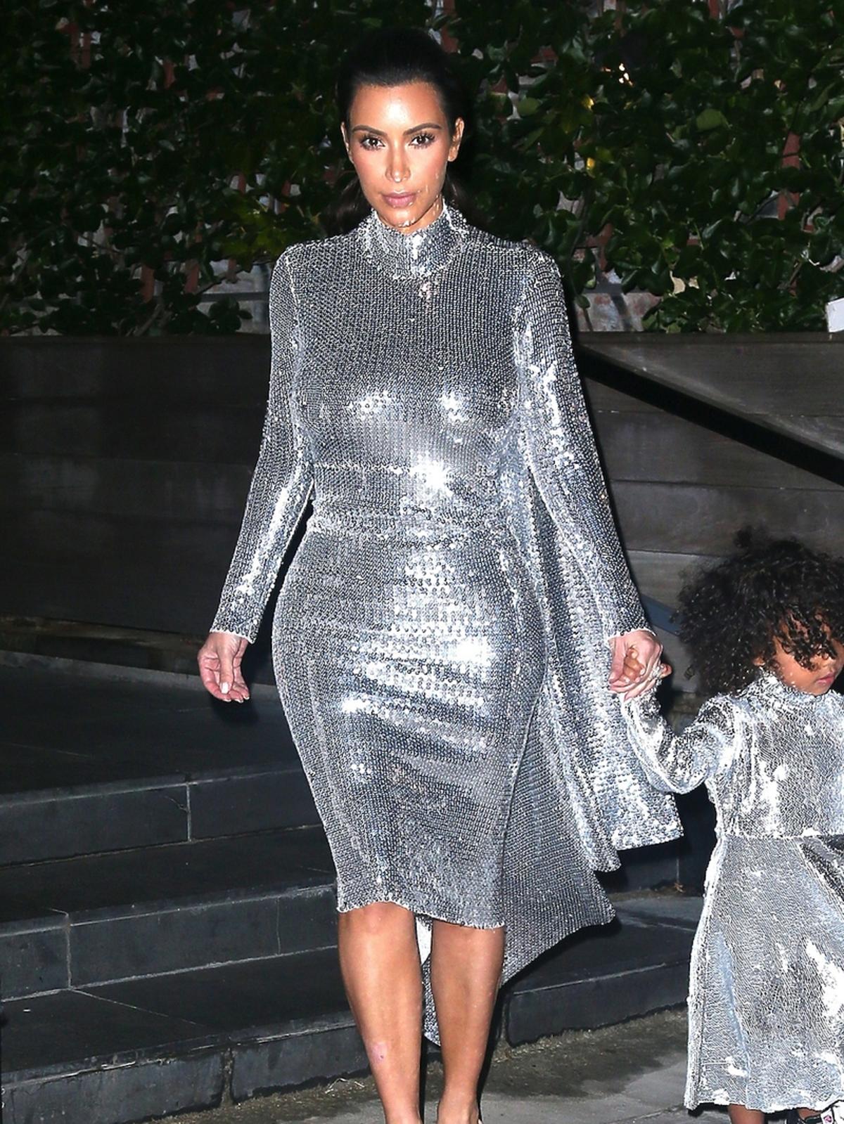 Kim Kardashian, North West w srebrnych sukienkach
