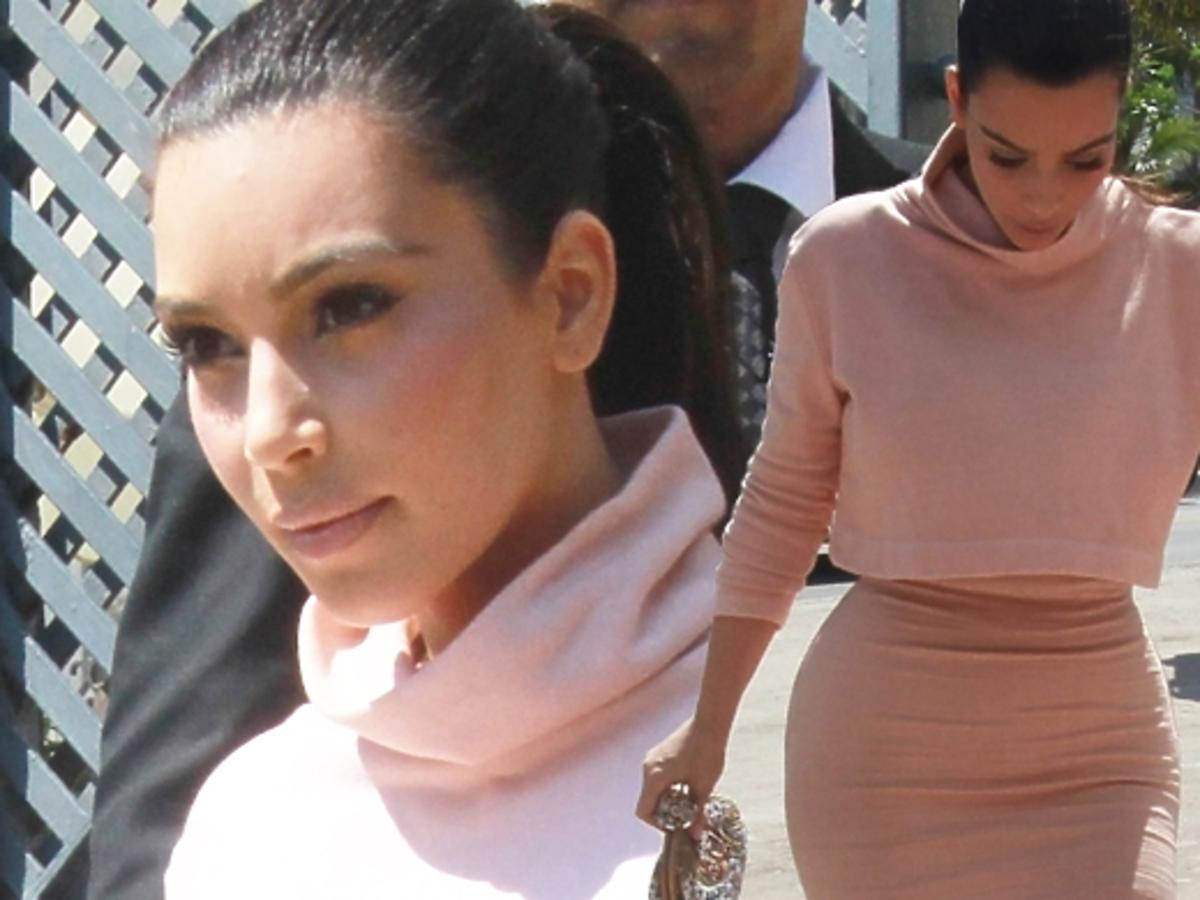 Kim Kardashian przed posiadłością Versace w Miami