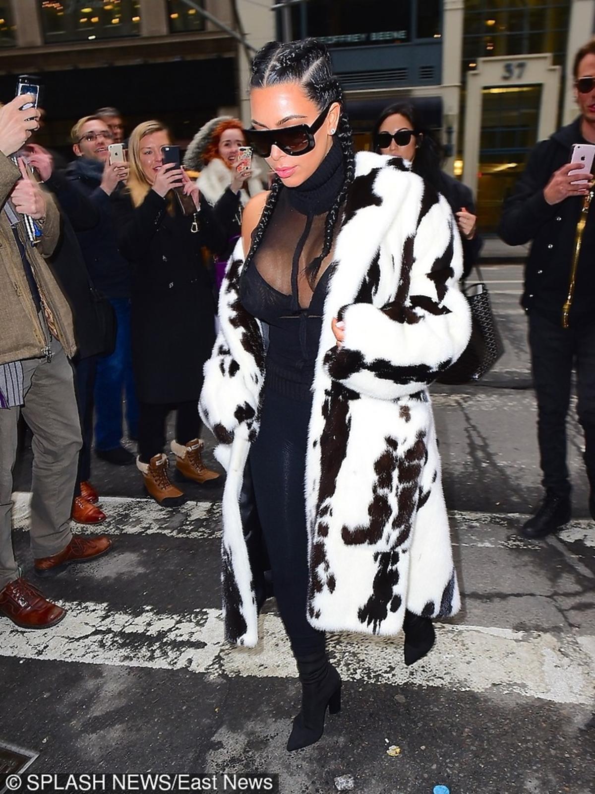 Kim Kardashian w biało-czarnym futrze