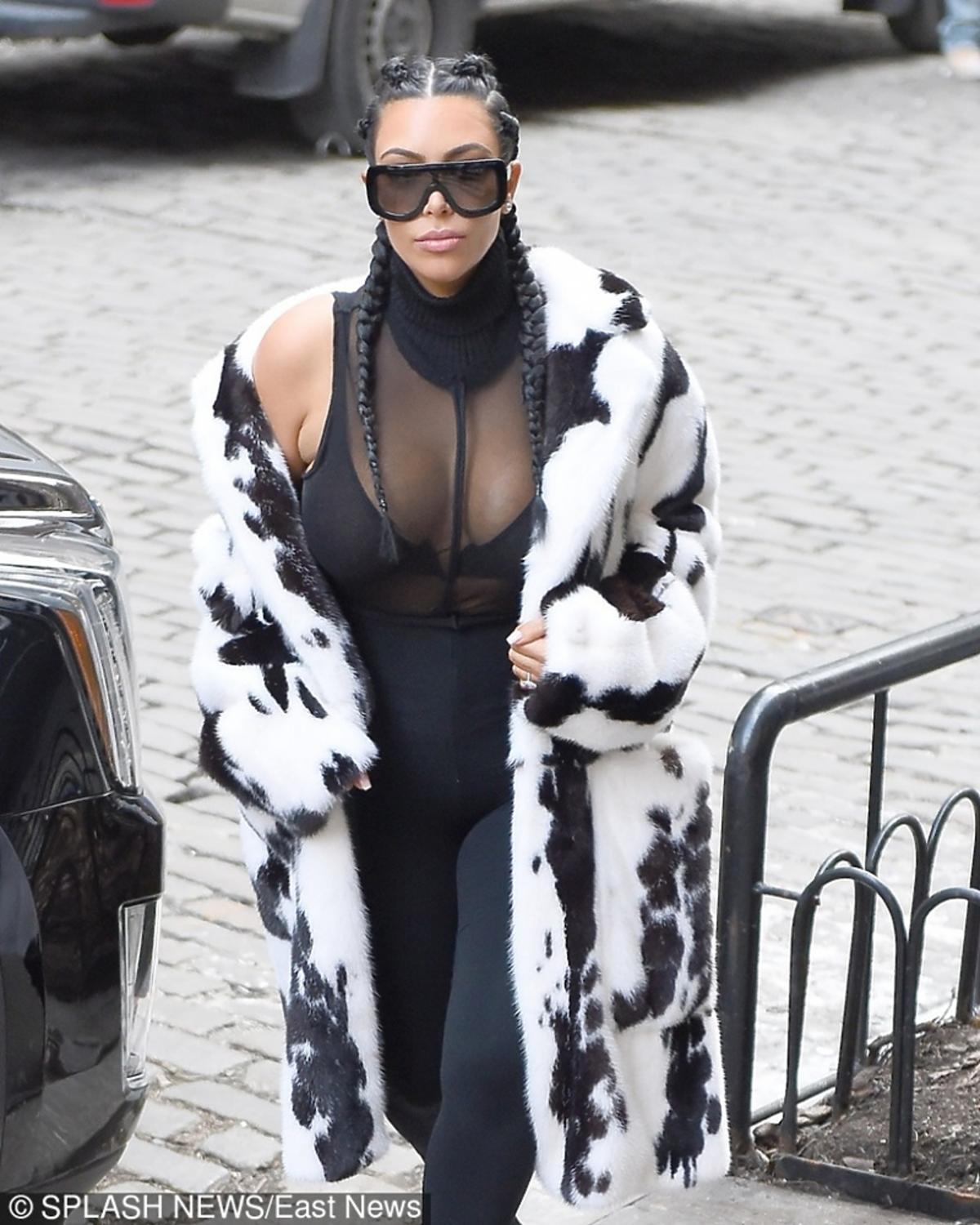 Kim Kardashian w biało-czarnym futrze
