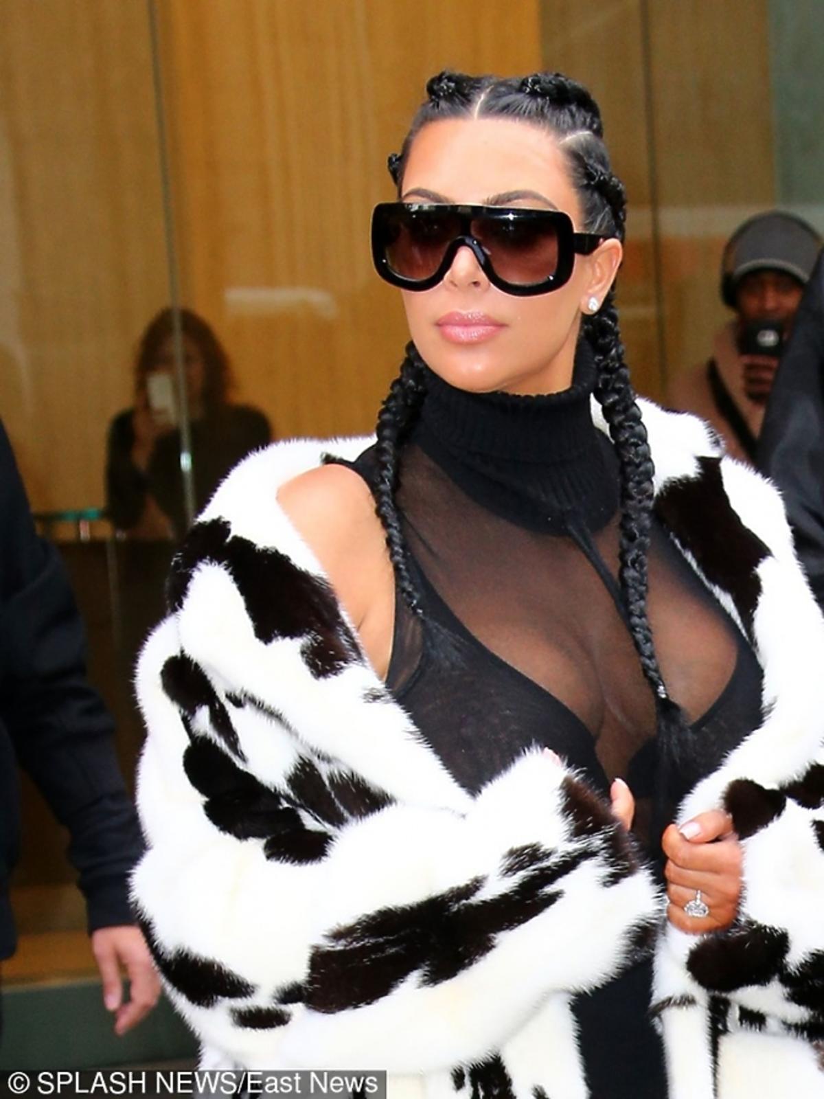 Kim Kardashian w biało-czarnym futrze
