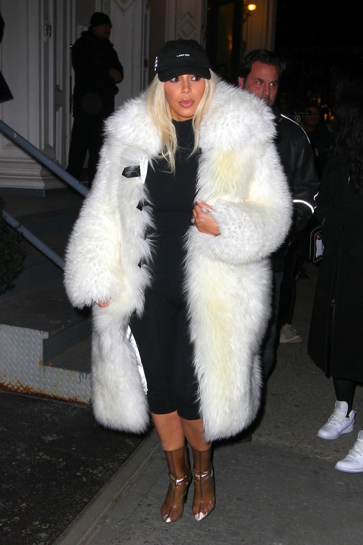 Kim Kardashian w białym futrze i blond włosach