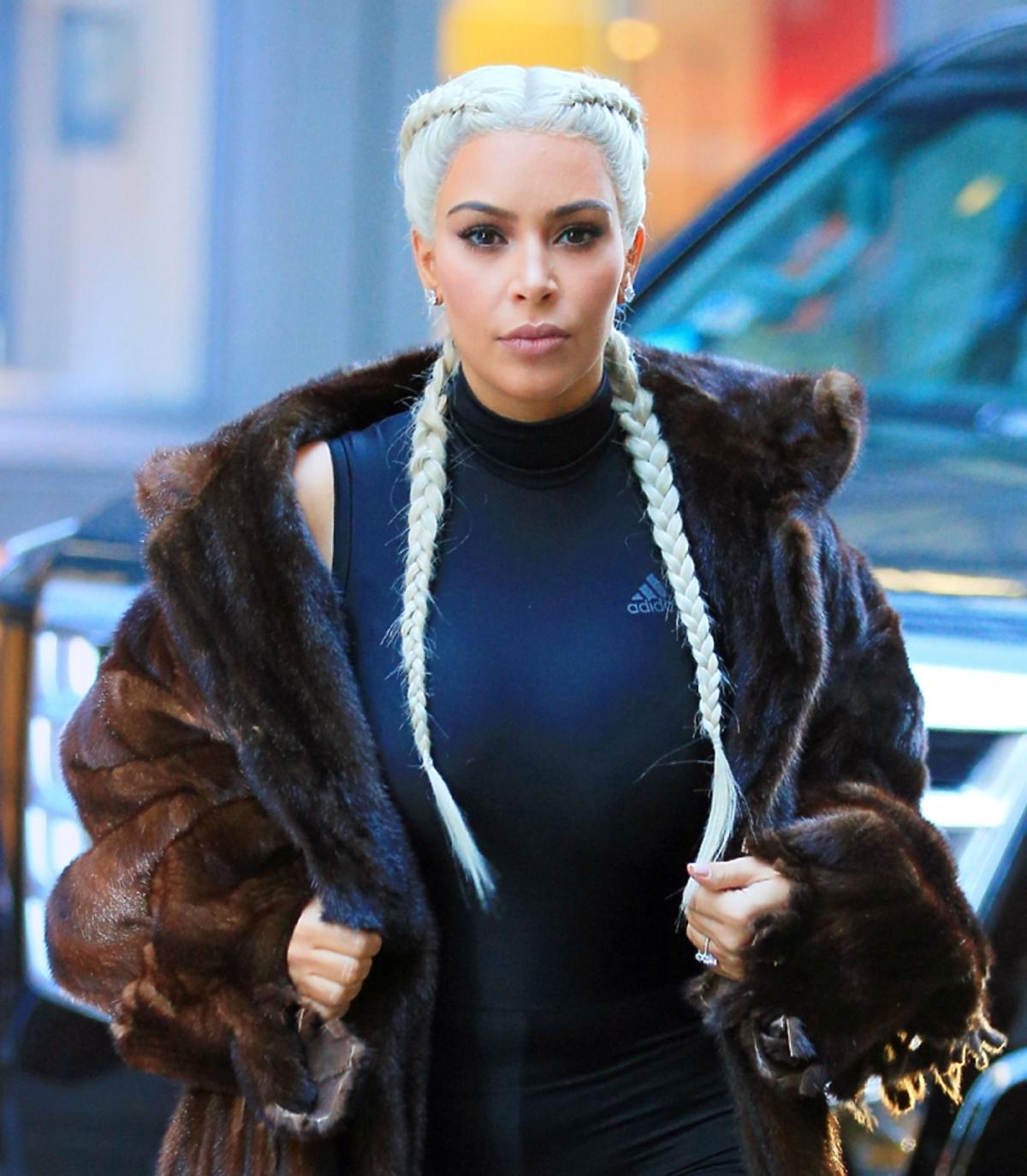 Kim Kardashian w blond warkoczach