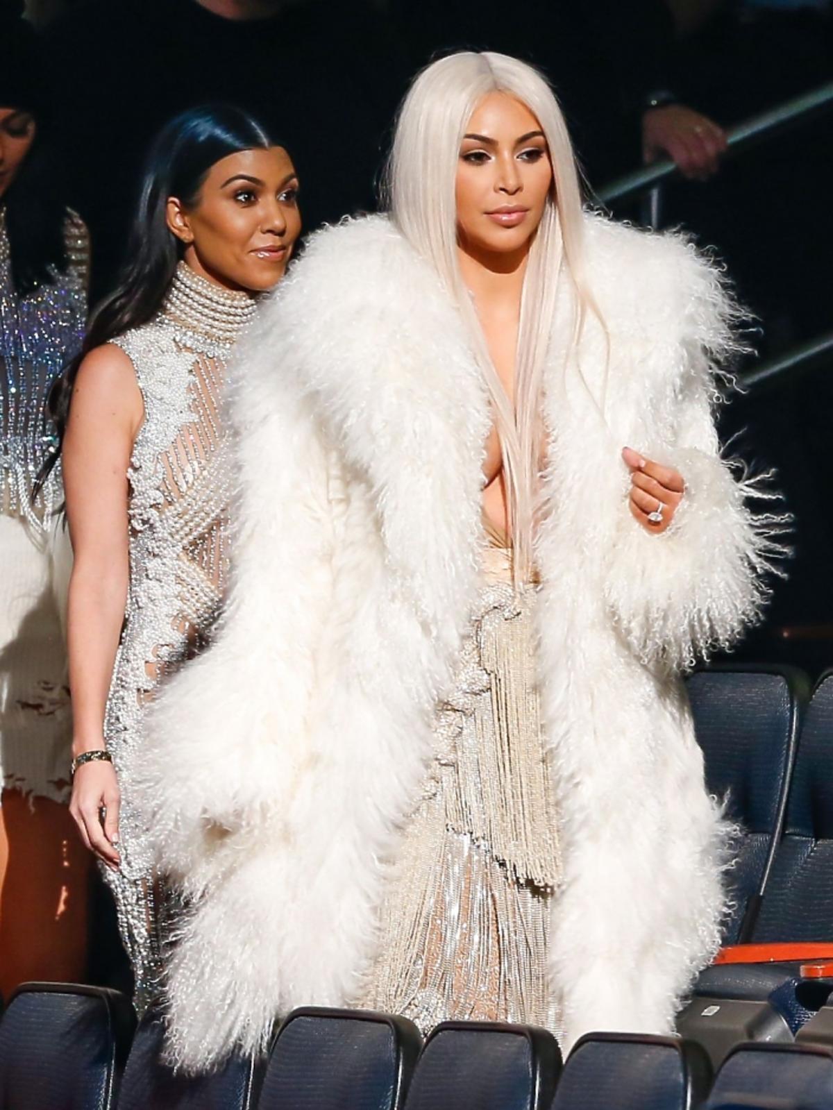 Kim Kardashian w blond włosach na pokazie Kanye Westa