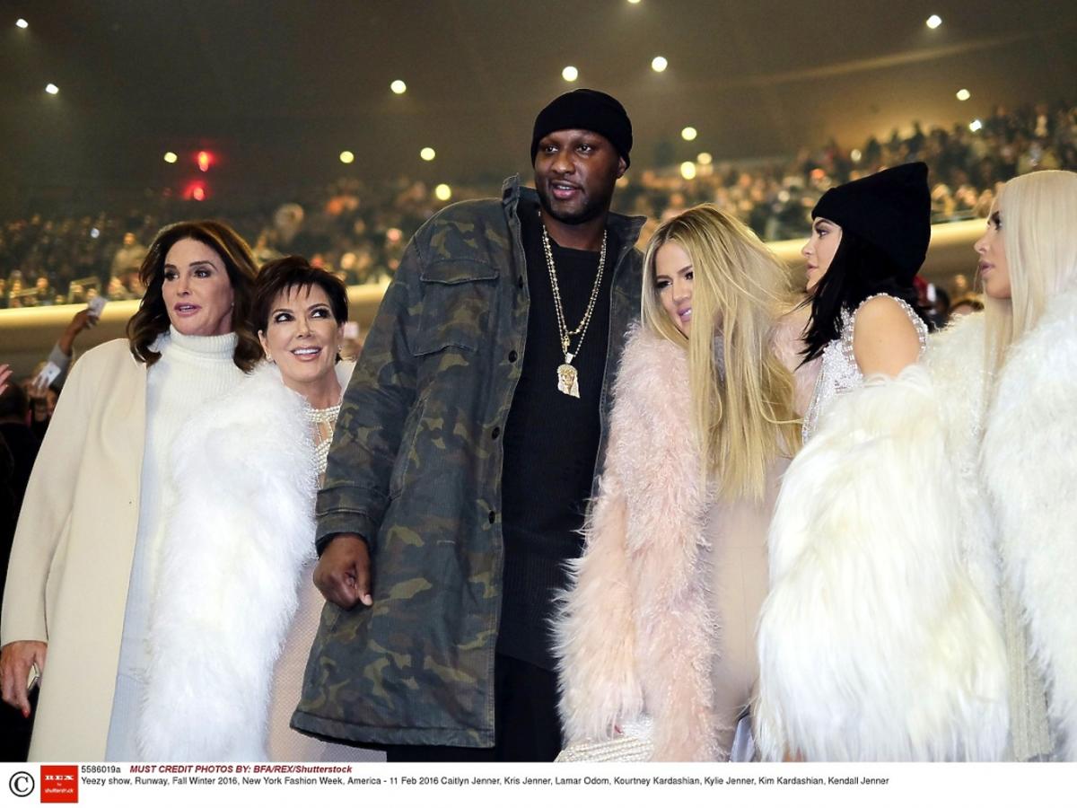 Kim Kardashian w blond włosach na pokazie Kanye Westa