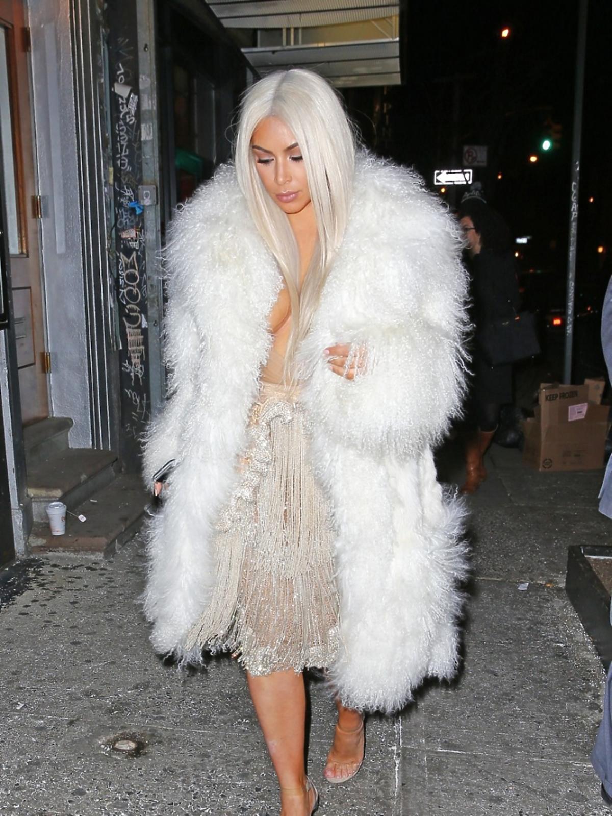 Kim Kardashian w blond włosach na pokazie Kanye Westa
