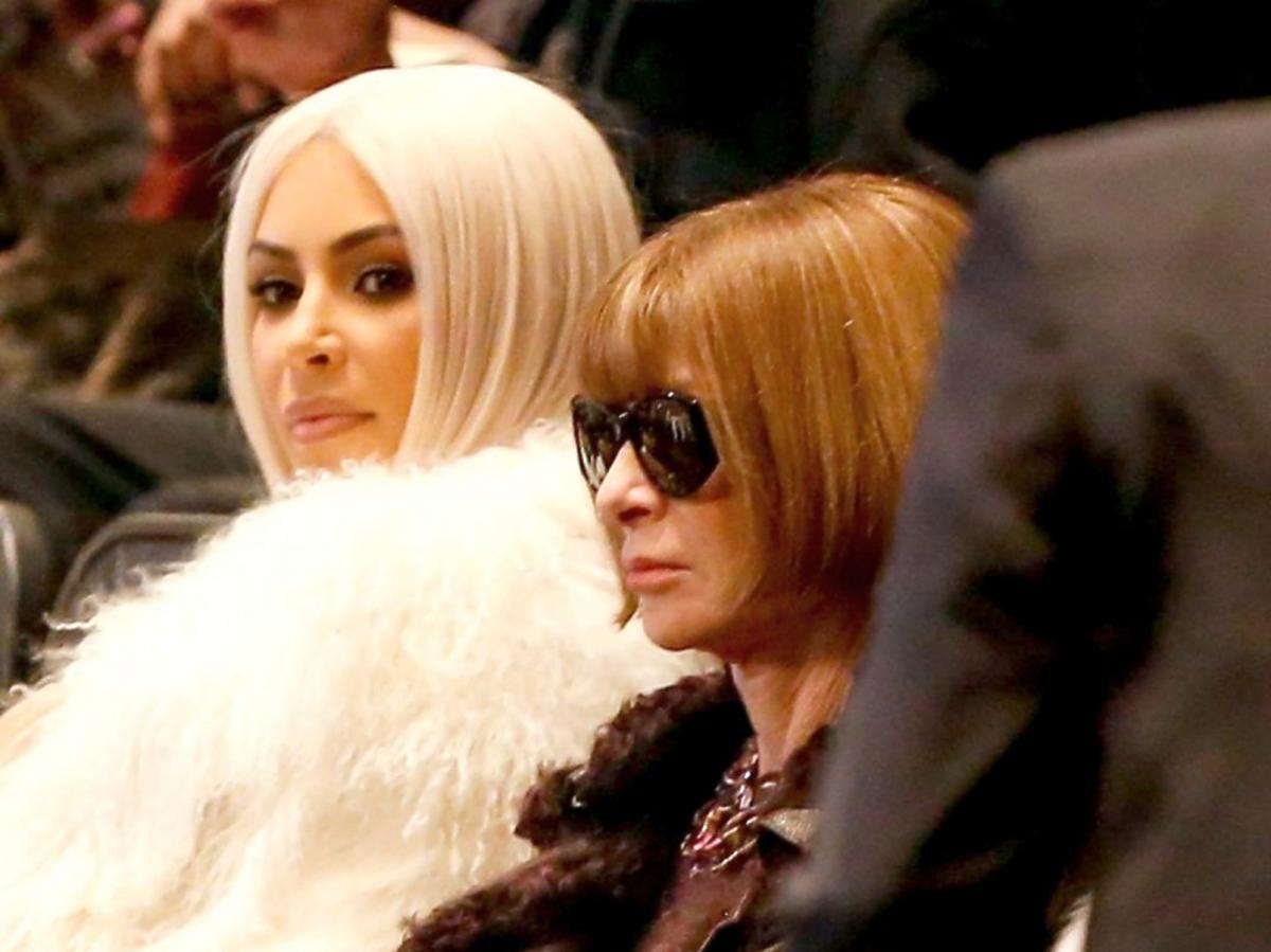 Kim Kardashian w blond włosach na pokazie Kanye Westa