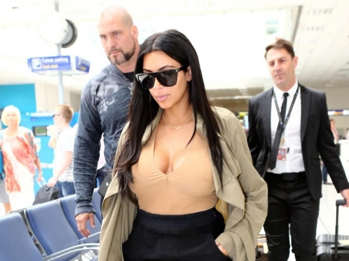 Kim Kardashian w butach Kanye Westa