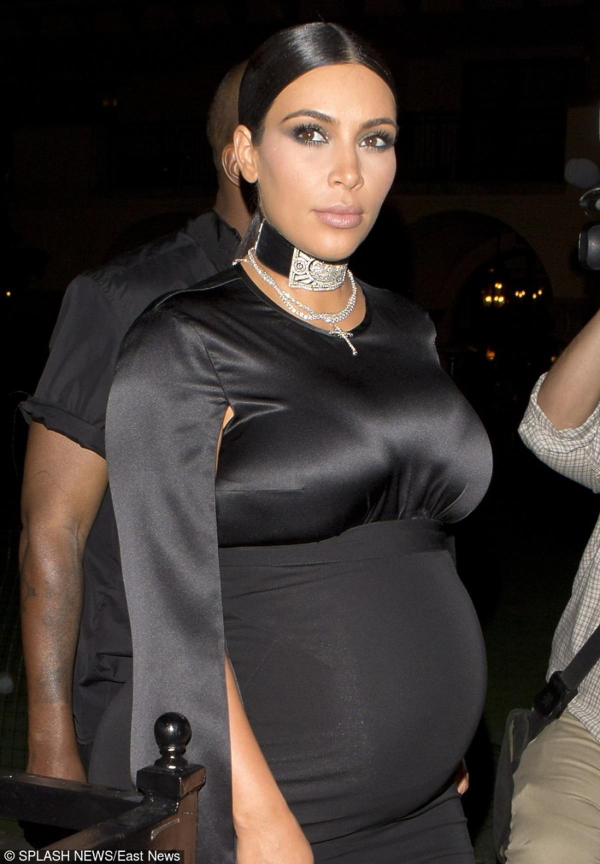 Kim Kardashian w ciąży w czarnej sukience