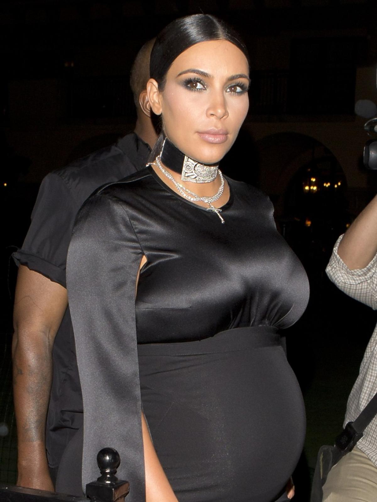 Kim Kardashian w ciąży w czarnej sukience