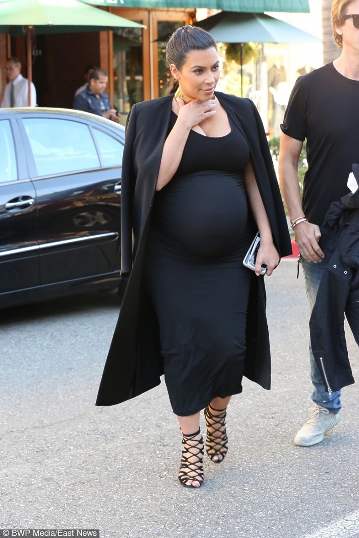 Kim Kardashian w czarnej sukni w ciąży i niewygodnych szpilkach