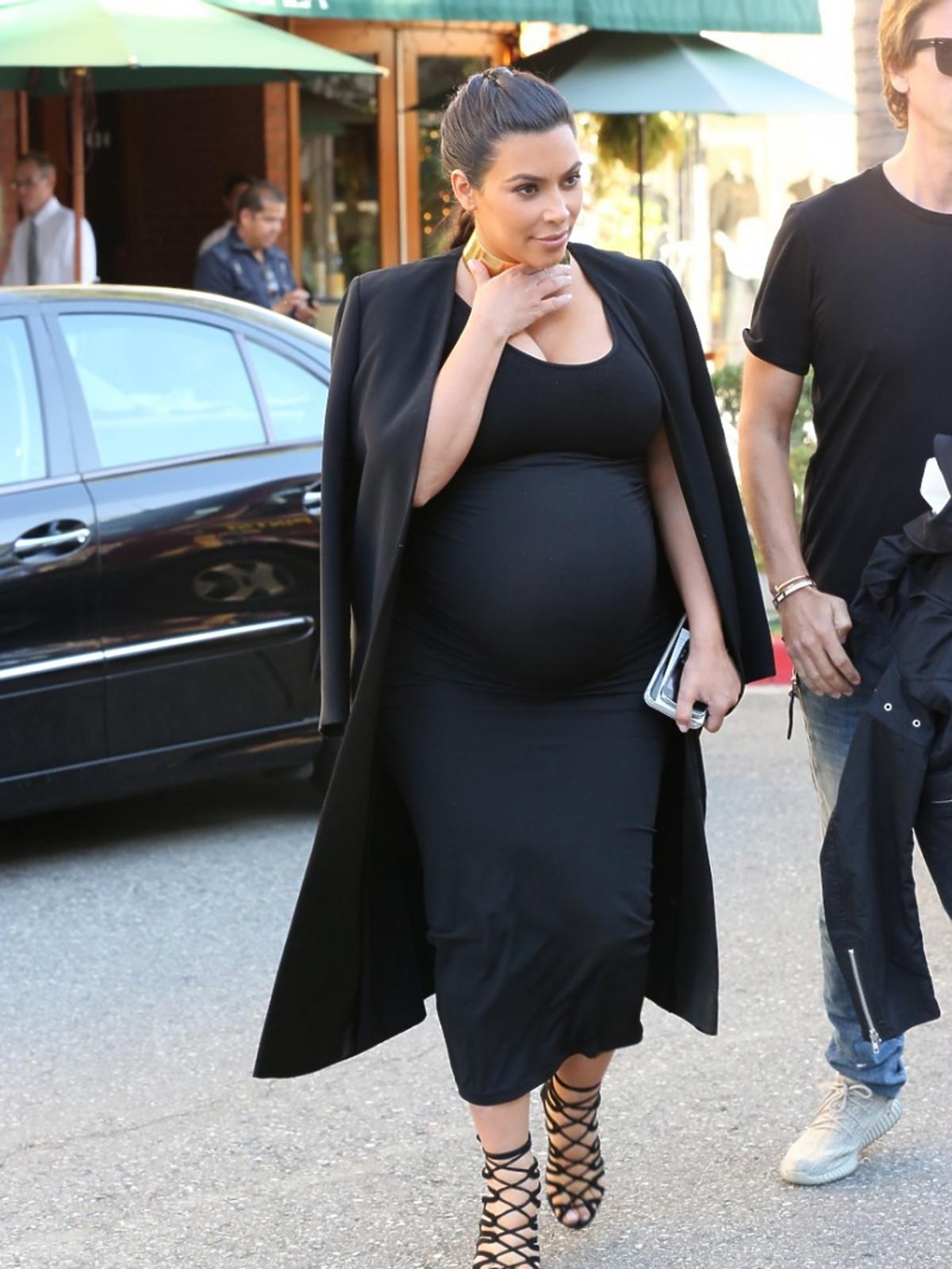 Kim Kardashian w czarnej sukni w ciąży i niewygodnych szpilkach