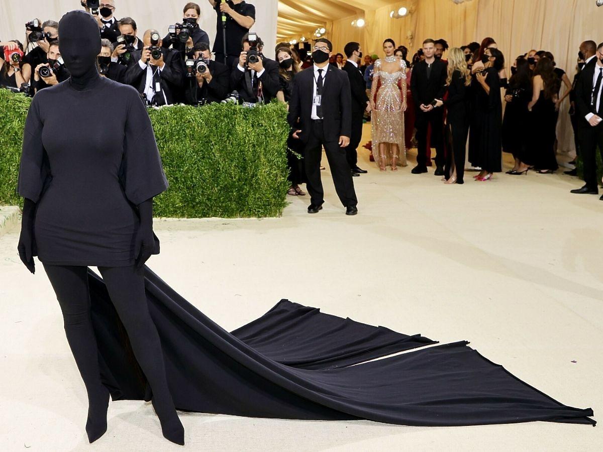 Kim Kardashian w kostiumie Balenciagi