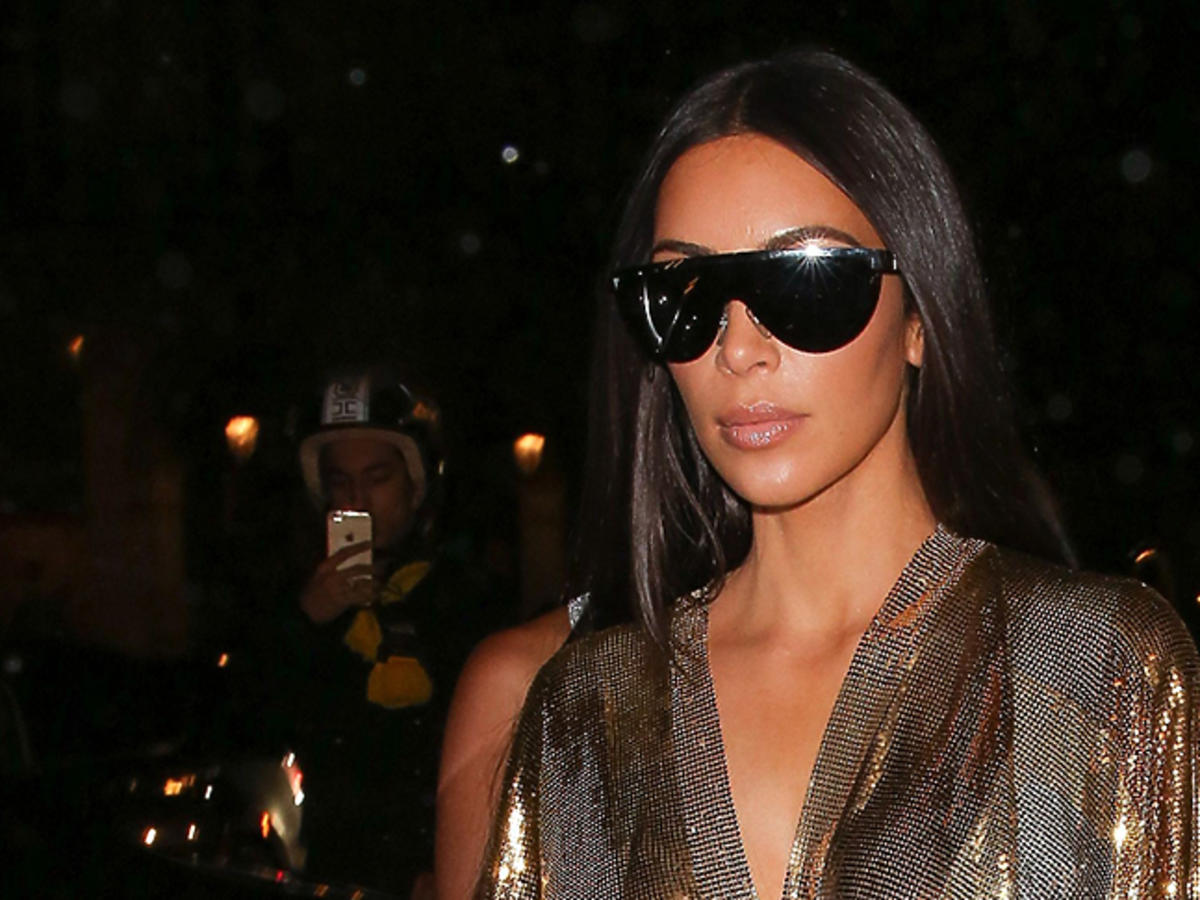 Kim Kardashian w okularach i złotej sukni