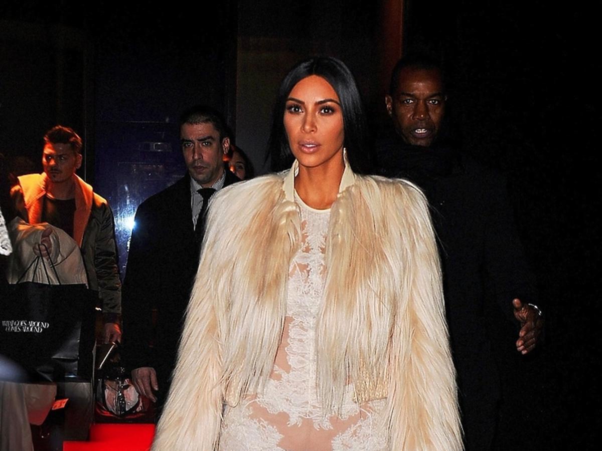 Kim Kardashian w przezroczystej sukni bez bielizny