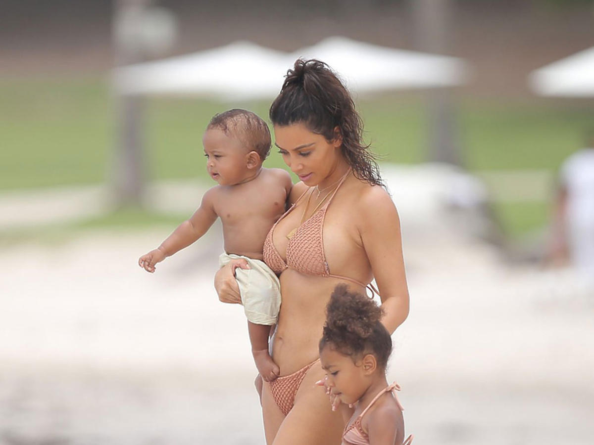 Kim Kardashian z dziećmi na plaży w Meksyku