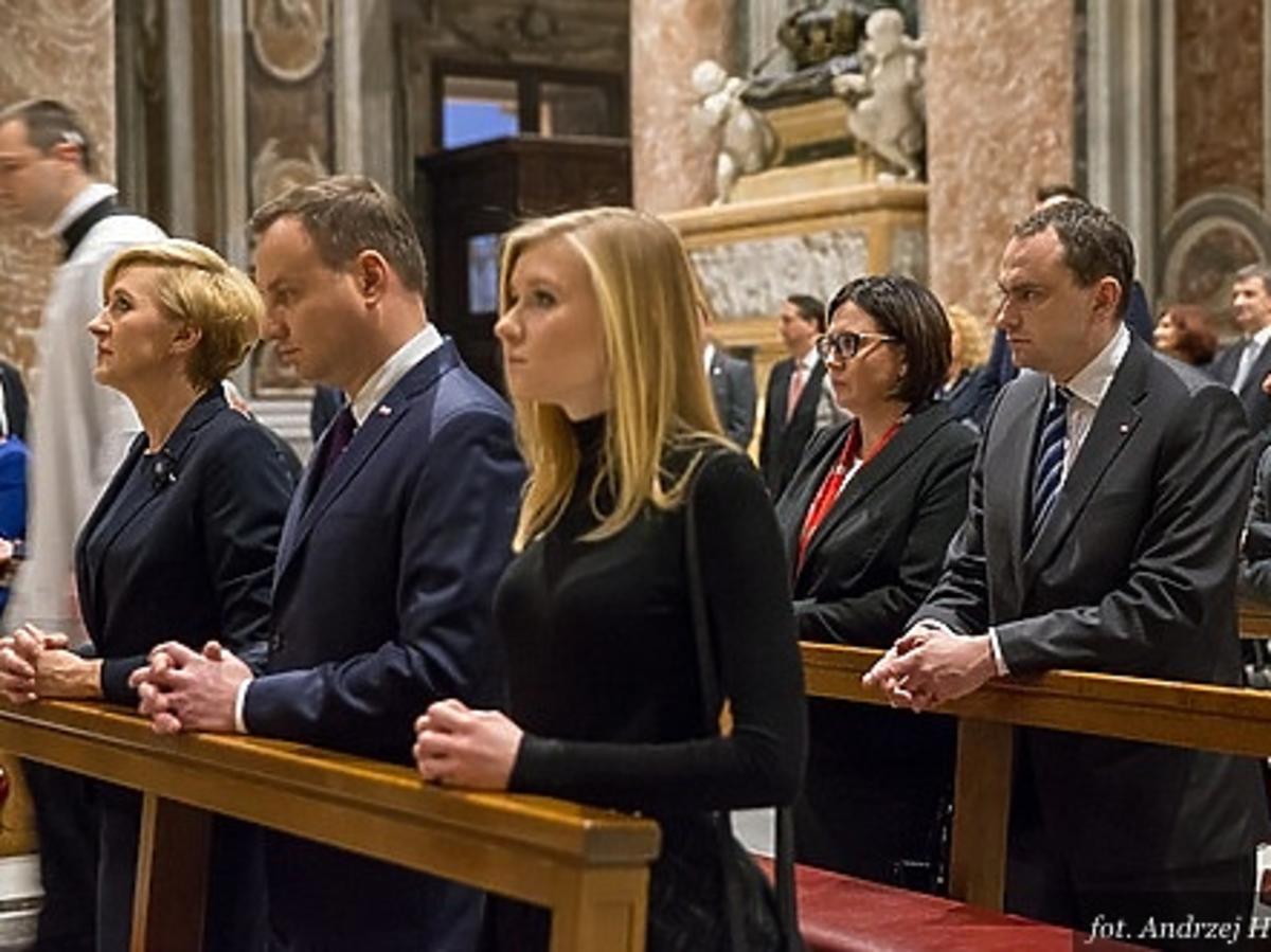 Kinga Duda, Andrzej Duda, Agata Duda modlą się