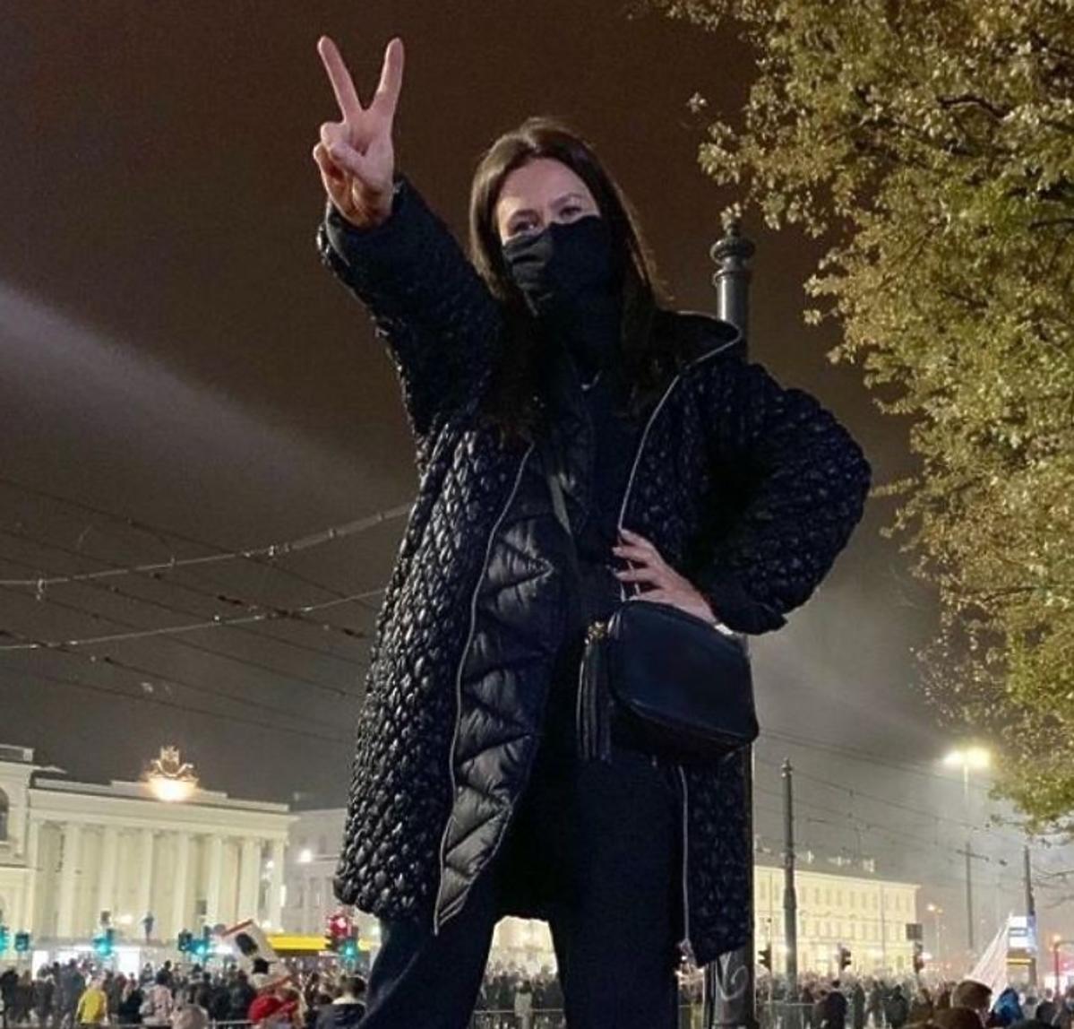 Kinga Rusin w czarnej kurtce na Strajku Kobiet