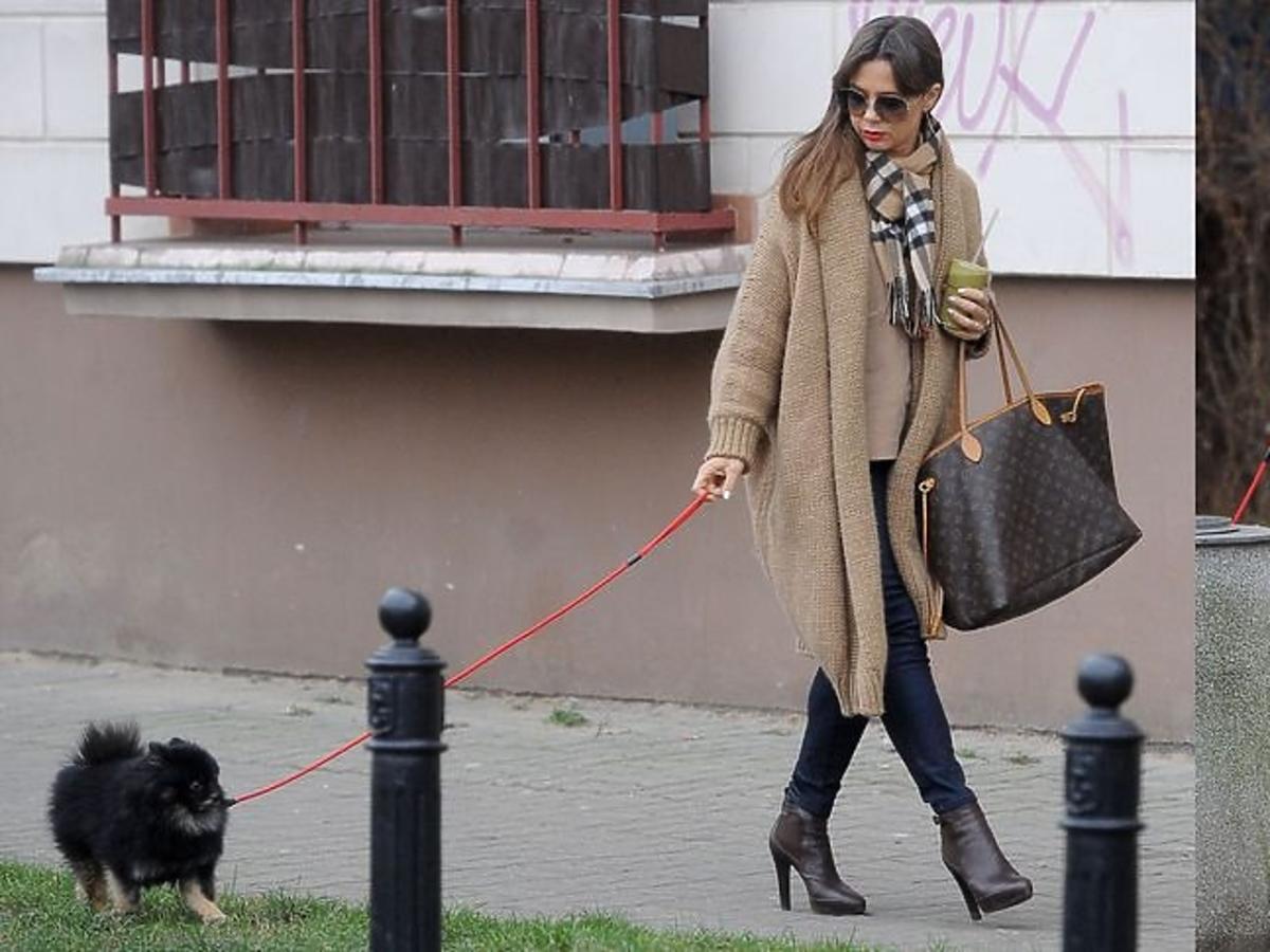 Kinga Rusin z Czarkiem na spacerze