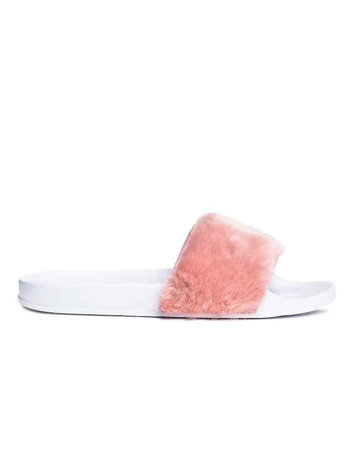 Klapki z białą podeszwą i różowym futerkiem, H&M, 70 zł