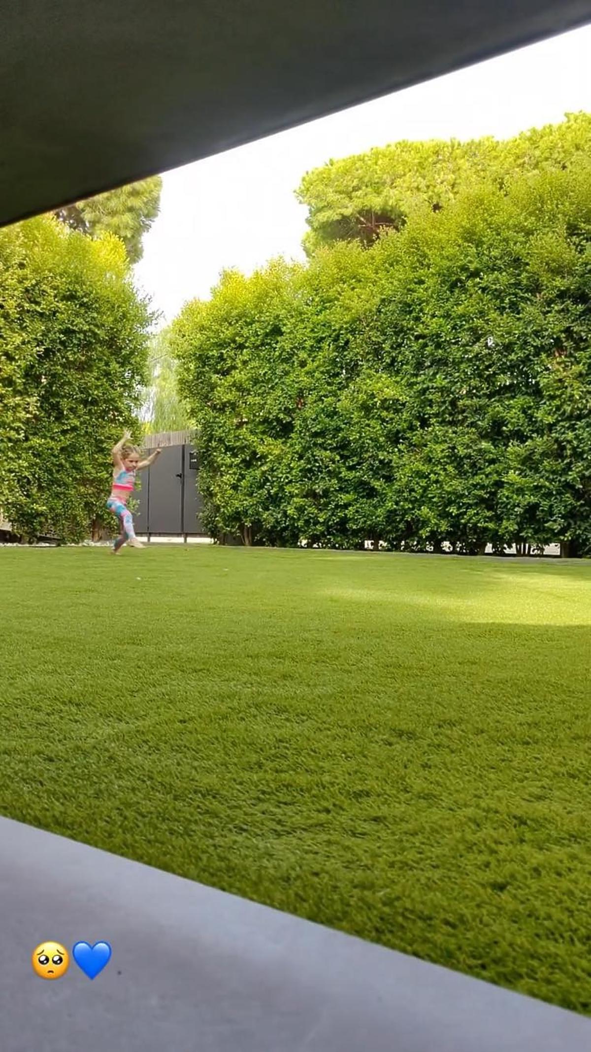 Klara Lewandowska bawi się w ogrodzie