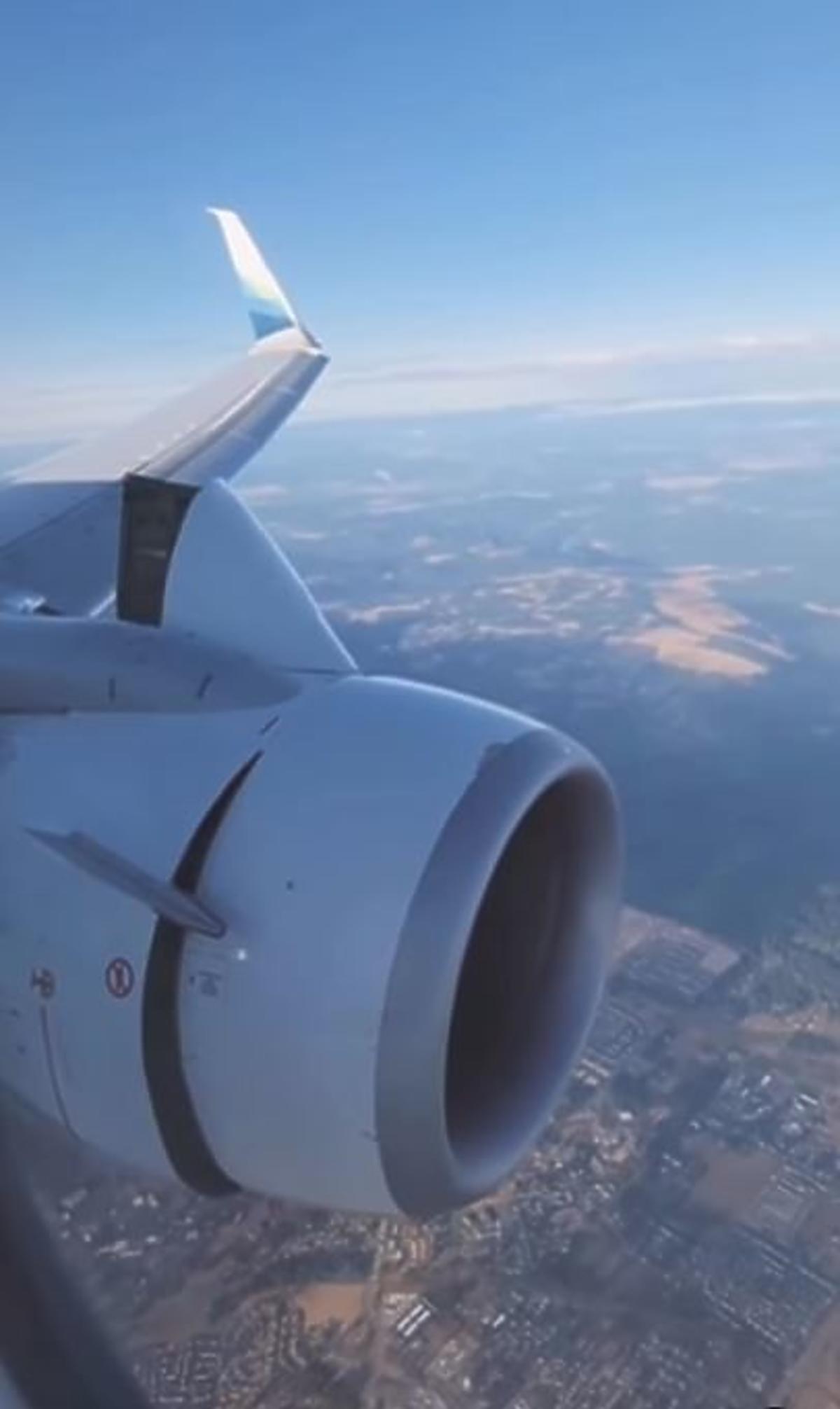 Klaudia Halejcio dodała wideo z samolotu, z którego odpadł fragment skrzydła! Z lewego skrzydła samolotu wisi jakiś element