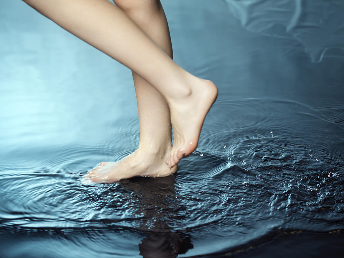 Kobiece stopy zanurzone w wodzie