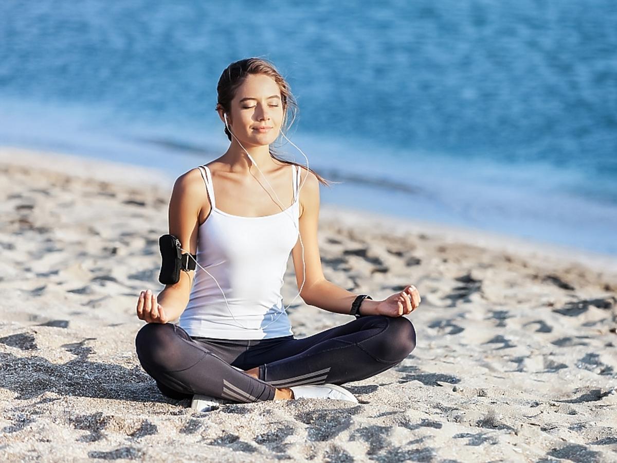 Kobieta medytuje na plaży