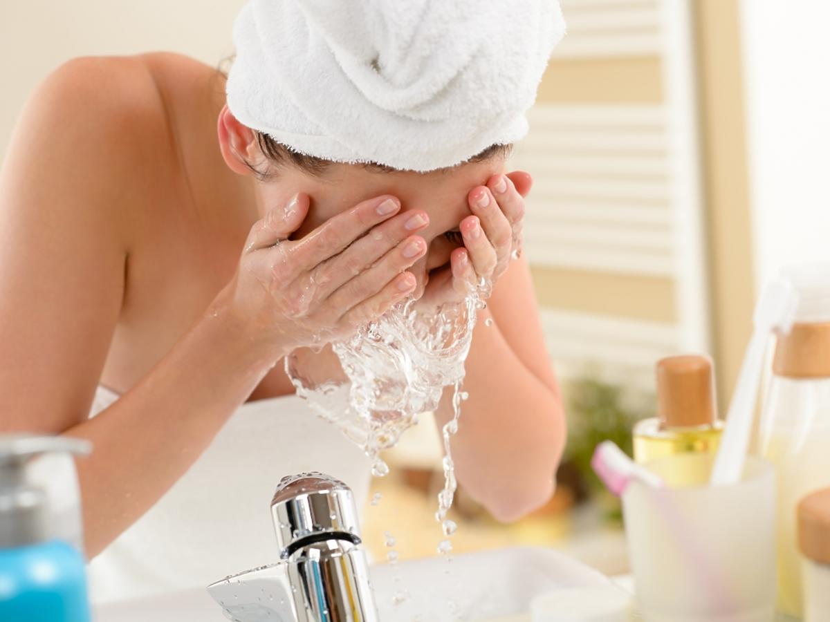 kobieta myje twarz