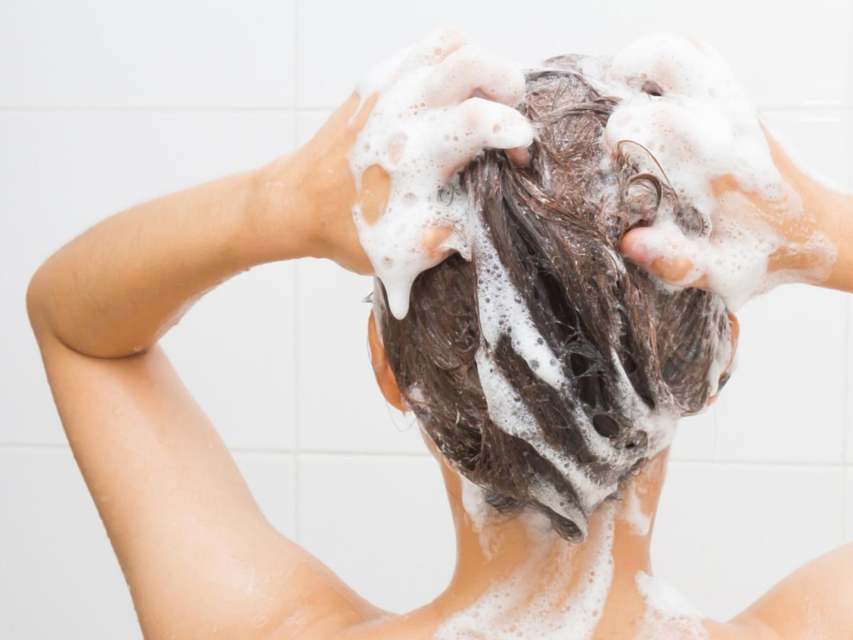 kobieta myje włosy sodą oczyszczoną 