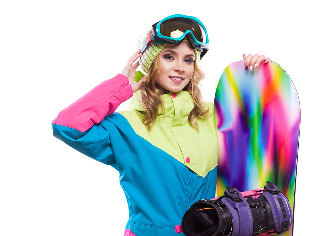 Kobieta na stoku z deską snowboardową.